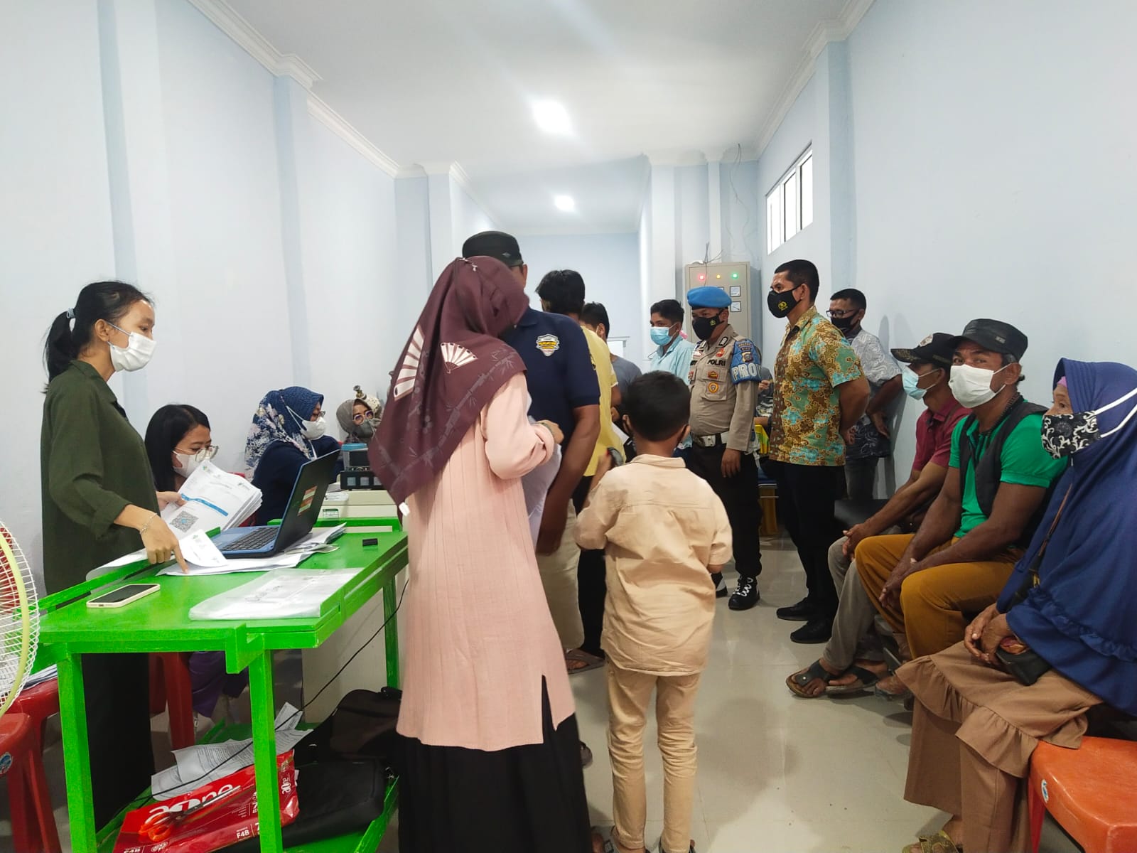 Personil Polsek Ukui Tinjau Pelaksanaan Vaksinasi di Puskesmas